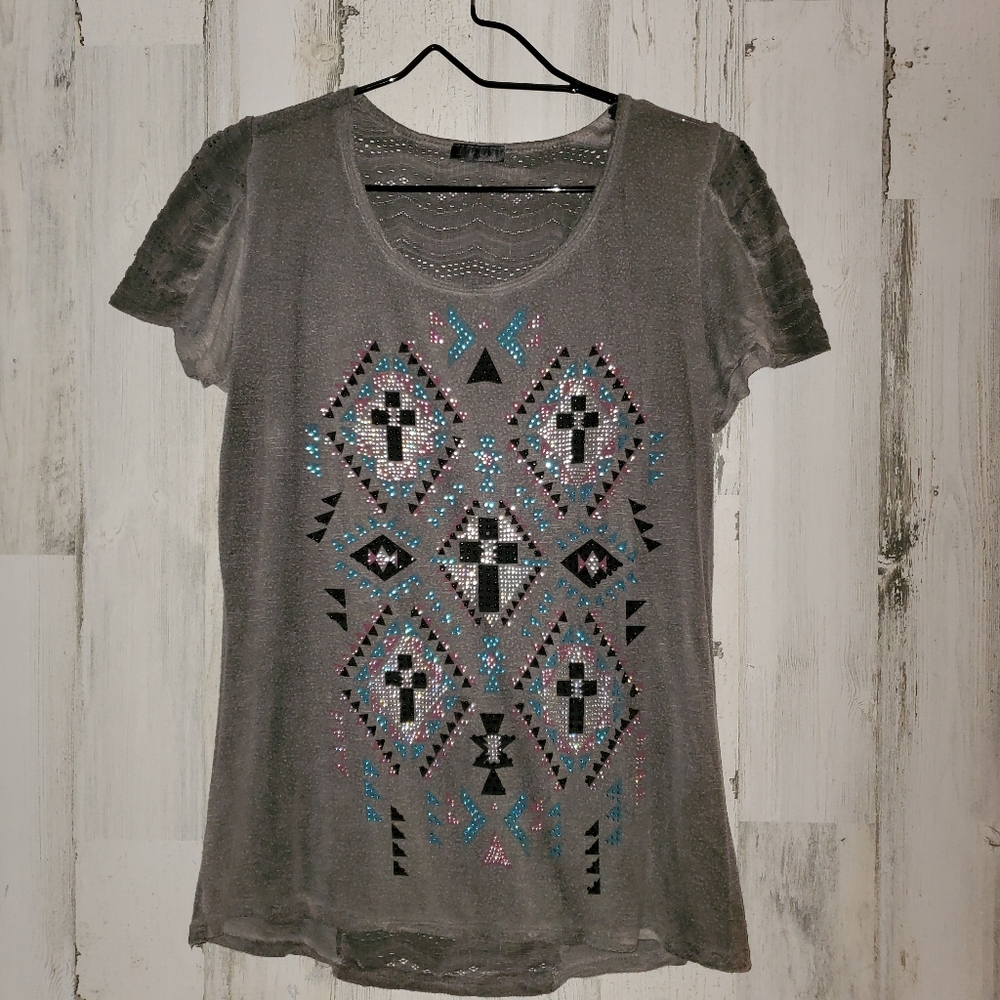 ✔️Gorgeous gray aztec tshirt